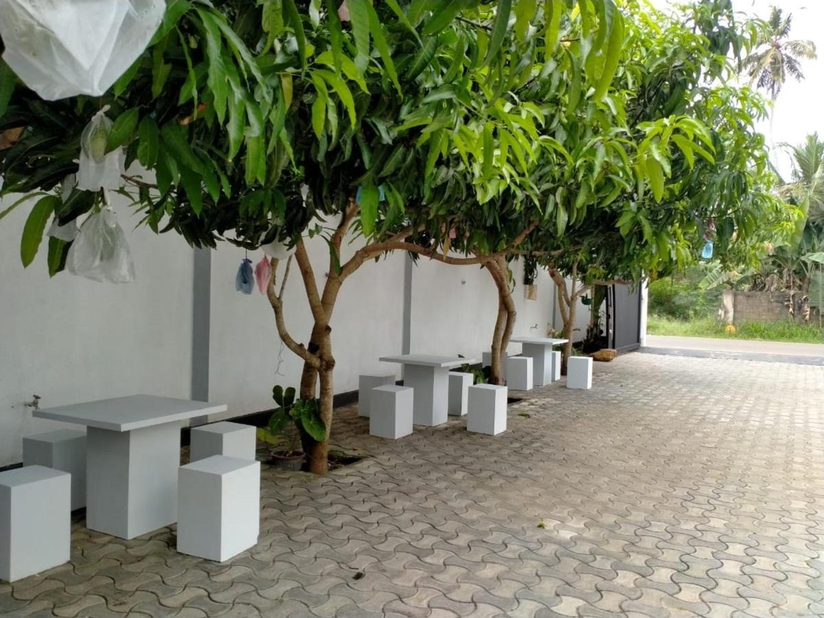 Holidays Hotel Nainamadama Buitenkant foto